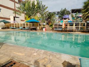 Πισίνα στο ή κοντά στο Dominion castle hotel