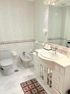 Et badeværelse på Casa CAMPELO- APTO Playa de Rodeira CANGAS - Garaje y WiFi gratis