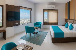 Una habitación de hotel con una cama, una mesa y sillas. en Hotel Golden Temple View - Best Property of Amritsar 2024-25, en Amritsar 32 fotos más