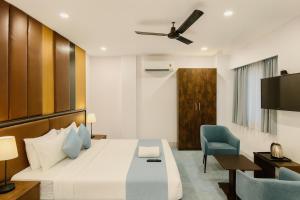 Un dormitorio con una cama, un escritorio y un televisor. en Hotel Golden Temple View - Best Property of Amritsar 2024-25, en Amritsar
