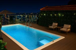 una piscina en la parte superior de un edificio por la noche en Hotel Golden Temple View - Best Property of Amritsar 2024-25, en Amritsar