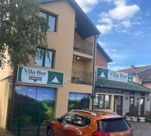 Ein Auto parkte vor einer Villenbar in der Unterkunft Guest house Vila Bor in Novi Sad