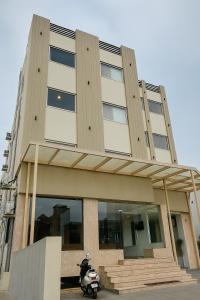 una motocicleta estacionada frente a un edificio en Hotel Golden Temple View - Best Property of Amritsar 2024-25, en Amritsar