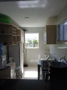 カウカイアにあるCondomínio tropicalienteのキッチン(コンロ、窓付)