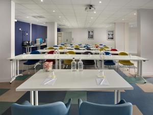 une pièce avec des tables et des chaises avec des bouteilles dessus dans l'établissement Radisson Hotel Aix En Provence, à Aix-en-Provence 183 autres photos