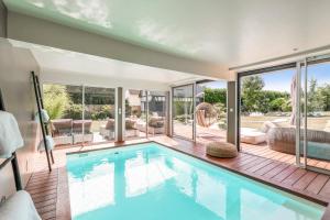 Bazén v ubytování Le Jardin des Hespérides - Piscine intérieure, Jacuzzi et Sauna nebo v jeho okolí