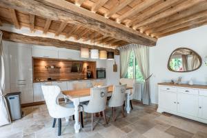 Kuchyň nebo kuchyňský kout v ubytování Le Jardin des Hespérides - Piscine intérieure, Jacuzzi et Sauna