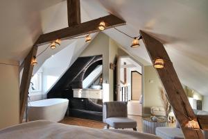 Postel nebo postele na pokoji v ubytování Le Jardin des Hespérides - Piscine intérieure, Jacuzzi et Sauna + 22 fotografií