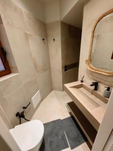 Ένα μπάνιο στο Heritage Stone and Style House with Private Jacuzzi Escape +15 φωτογραφίες