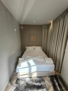 Ένα ή περισσότερα κρεβάτια σε δωμάτιο στο Heritage Stone and Style House with Private Jacuzzi Escape