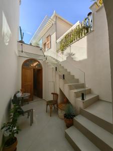 Μπαλκόνι ή βεράντα στο Heritage Stone and Style House with Private Jacuzzi Escape