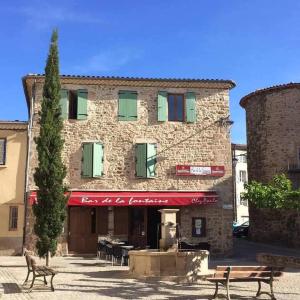 Boulieu-lès-AnnonayAppartement cosy et lumineux的前面有长凳的建筑