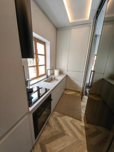 Η κουζίνα ή μικρή κουζίνα στο Heritage Stone and Style House with Private Jacuzzi Escape