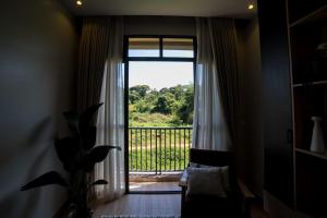 Χώρος καθιστικού στο Amani Haven Lakeside Condo in Entebbe