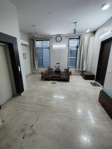 een grote woonkamer met een klok aan de muur bij The chakra luxury stay in Jaipur