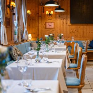 ein Esszimmer mit weißen Tischen und Stühlen in der Unterkunft Vadvirág Vendéglő és Fogadó in Tatabánya