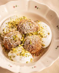 ein weißer Teller mit drei Spiegeleiern und Streuseln in der Unterkunft Vadvirág Vendéglő és Fogadó in Tatabánya + 17 Fotos