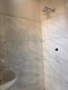 a bathroom with a shower and a sink at Chalé Canto dos Pássaros in Viçosa do Ceará