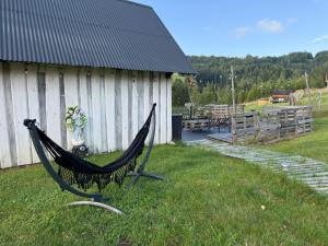 - un hamac sur l'herbe devant un bâtiment dans l'établissement Stodółka, à Nieledwia