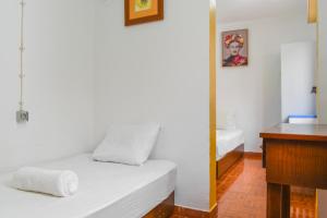 una habitación pequeña con una cama y un escritorio en Lagos Central Hostel, en Lagos