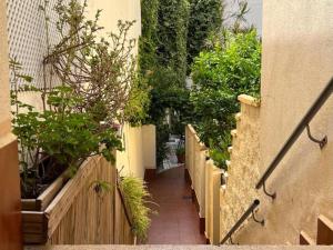 einen Garten mit einem Zaun und einem Gehweg mit Pflanzen in der Unterkunft Hospederia IMAR by Cadiz4Rentals in Cádiz + 5 Fotos