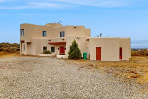 Το κτήριο όπου στεγάζεται  η παραθεριστική κατοικία