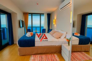 1 Schlafzimmer mit 2 Betten und Meerblick in der Unterkunft VIP CLASS ꙳ ORBI CITY in Batumi