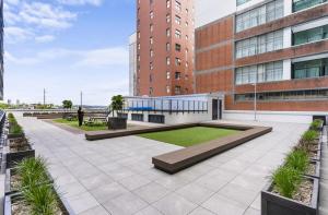 Κήπος έξω από το Skytower View With Swimming Pool and Gym