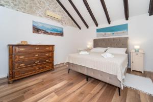 克鲁塞沃Didini dvori的带床和梳妆台的卧室 更多24张照片