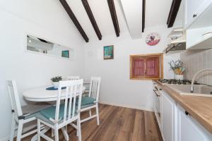 克鲁塞沃Didini dvori的房间里有一张桌子和几把椅子的厨房