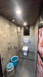 Ένα μπάνιο στο Sunrise Home Stay Alibag