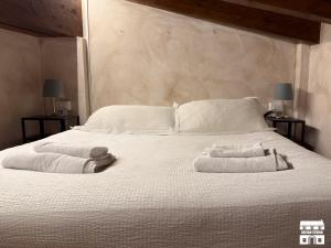 Postel nebo postele na pokoji v ubytování THE LOFT by Design Studio