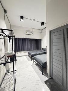 Voodi või voodid majutusasutuse Sriintra Hotel toas