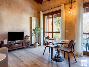 TV a/nebo společenská místnost v ubytování THE LOFT by Design Studio