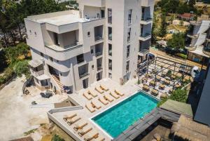 eine Draufsicht auf ein Gebäude mit einem Swimmingpool in der Unterkunft Hotel ENAD in Ksamil