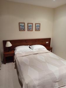 une chambre avec un lit et une table avec une lampe dans l'établissement St Ivan Rilski Free SPA Luxury Apartment Bansko, à Bansko 95 autres photos