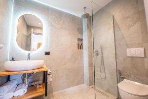 ein Badezimmer mit Waschbecken und Dusche in der Unterkunft Hotel ENAD in Ksamil + 62 Fotos