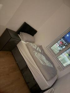 En eller flere senge i et værelse på Modern 2 Bedroom Maisonette