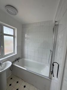 Et badeværelse på Modern 2 Bedroom Maisonette + 36 billeder