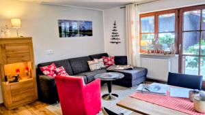 a living room with a couch and a table at Ferienwohnung Alpenherz in Obermaiselstein