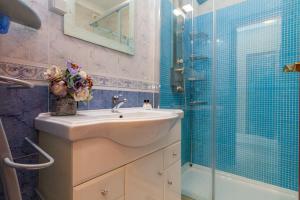 ein Badezimmer mit Waschbecken und Glasdusche in der Unterkunft B102 - Sol Sol Lagos Apartment in Lagos + 78 Fotos