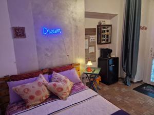 Un dormitorio con una cama con un cartel azul en la pared. en B&B La Riva del Po, en Turín 56 fotos más