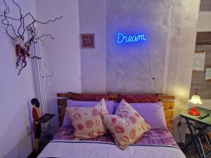 un dormitorio con una cama con un cartel que dice sueño en B&B La Riva del Po, en Turín