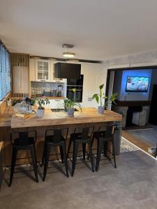 eine Küche und ein Wohnzimmer mit einem großen Holztisch in der Unterkunft Loft Opale in Calais