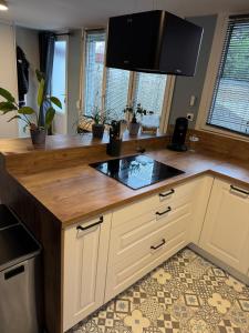 eine Küche mit einer hölzernen Arbeitsplatte und einer Spüle in der Unterkunft Loft Opale in Calais