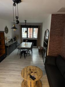 ein Wohnzimmer mit Tisch und ein Esszimmer in der Unterkunft Loft Opale in Calais + 15 Fotos