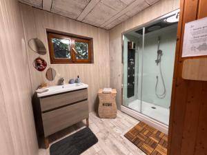 Koupelna v ubytování Suite privée indépendante avec sauna et jardin + 23 fotografií