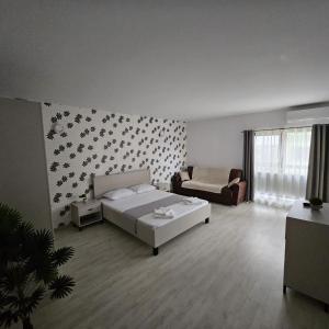ein Wohnzimmer mit einem Bett und einer Couch in der Unterkunft Lovely apartment in Craiova