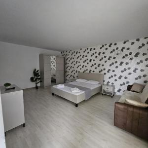 ein Schlafzimmer mit einem Bett und einer Wand mit Vögeln darauf in der Unterkunft Lovely apartment in Craiova + 11 Fotos