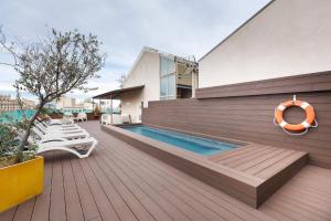 Bazén v ubytování Enjoybcn Miro Apartments nebo v jeho okolí